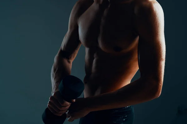 Uomo con un corpo pompato esercizio muscolare allenamento — Foto Stock