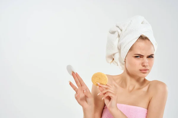 Kvinna med bara axlar med en handduk på huvudet rengöring ansiktshud — Stockfoto