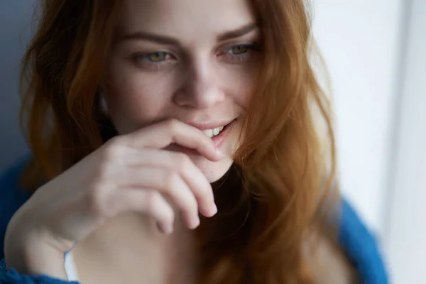 Vacker kvinna sitter nära fönstret med en blå rutig leende hemma — Stockfoto