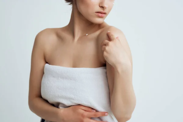 Красивая брюнетка в полотенце губкой от какой косметологии здоровья — стоковое фото