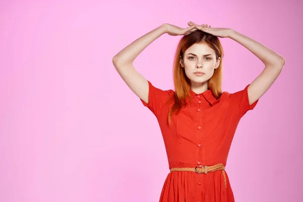 Mulher de cabelos vermelhos em vestido vermelho posando estúdio olhar atraente — Fotografia de Stock