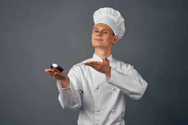 Cheerful chef com uma concha em suas mãos, cozinha profissional — Fotografia de Stock