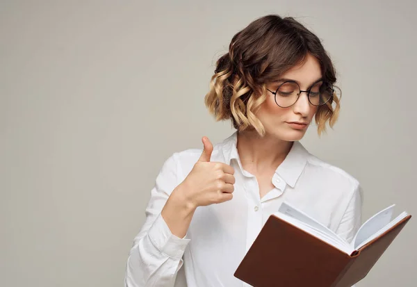 Vrouw in bril met een boek in haar handen officiële professionele werk — Stockfoto