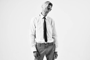 Beyaz gömlekli yakışıklı adam moda portresi.