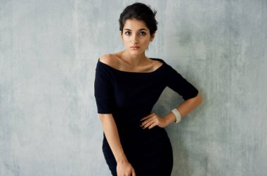 Siyah elbiseli neşeli güzel kadın, yakın plan moda.