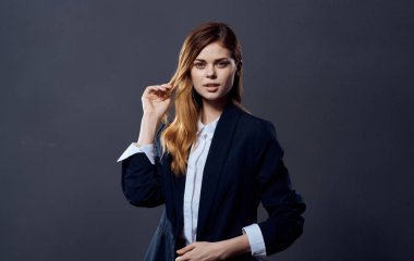 Tecrit edilmiş bir geçmişi olan takım elbiseli bir kadın. Yüksek kalite fotoğraf