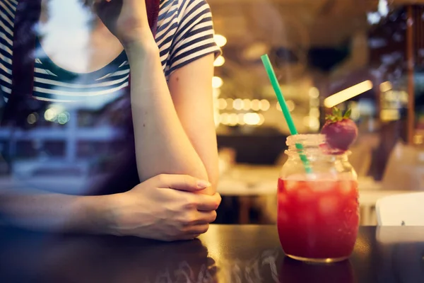 Mulher uma unidade no restaurante cocktail bebida lazer estilo de vida — Fotografia de Stock