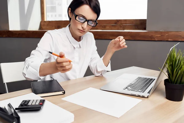 Businesswoman u stolu s brýlemi sebevědomí izolované pozadí — Stock fotografie