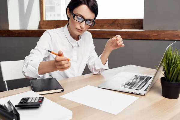 Femme d'affaires au bureau avec des lunettes confiance en soi fond isolé — Photo