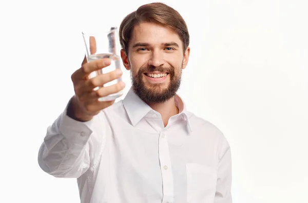 Mann im weißen Hemd Glas Wasser isoliert Hintergrund — Stockfoto