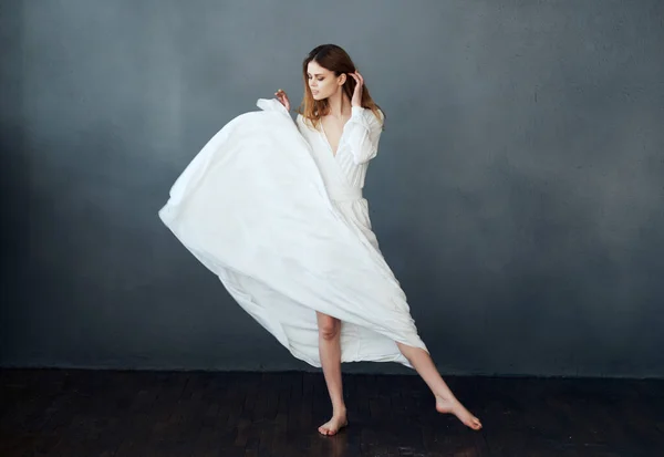 Vrouw Witte Jurk Dansend Donkere Achtergrond Hoge Kwaliteit Foto — Stockfoto