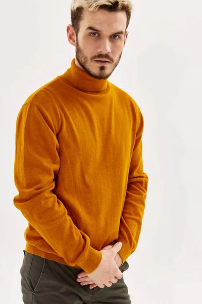 Hombre con expresión seria ropa de otoño moda —  Fotos de Stock