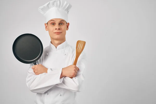 Uomo in uniforme cuoco lavoro professionale cottura — Foto Stock
