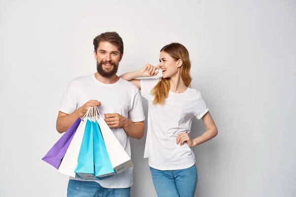 Férfi és nő csomagokkal a kezében szórakoztató kedvezmények — Stock Fotó