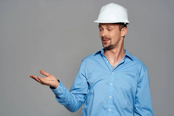 Людина в робочій уніформі білий будівельний шолом професіонал безпеки — стокове фото