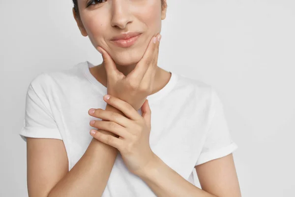 Mulher de t-shirt branca segurando dor de rosto nos dentes problemas de saúde odontologia — Fotografia de Stock