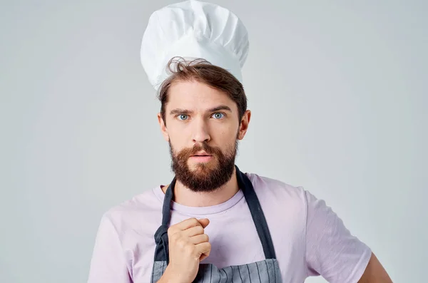 Homem em chefs emoções uniformes mão gestos profissional luz fundo — Fotografia de Stock