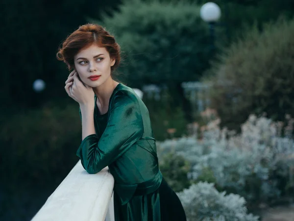 Γυναίκα Πράσινο Φόρεμα Στον Κήπο Ποζάροντας — Φωτογραφία Αρχείου
