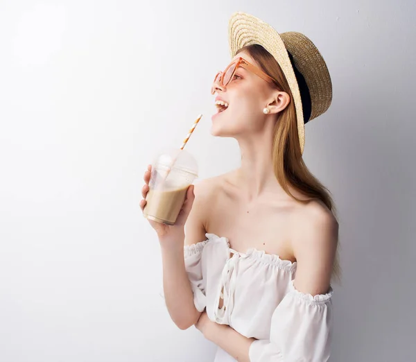 Jolie Femme Avec Boisson Avec Une Paille Sur Fond Clair — Photo