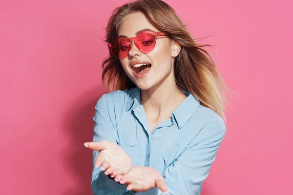 Vacker blond i rosa glasögon mode lyx isolerad bakgrund — Stockfoto