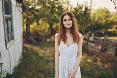 Kadın doğada poz veriyor, yaşam tarzı. Yüksek kalite fotoğraf