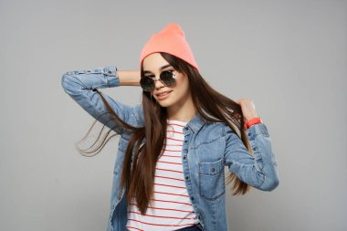 Pembe şapkalı kadın. Güneş gözlüğü takıyor.