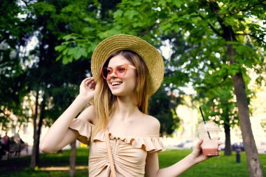 Parkta içki içen güzel bir kadın