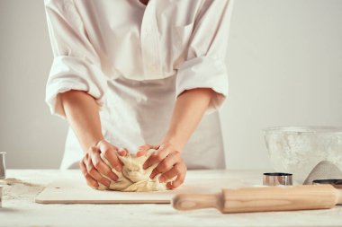 Hamur işleri masası mutfak malzemeleri pizza makarna pişiriyor.
