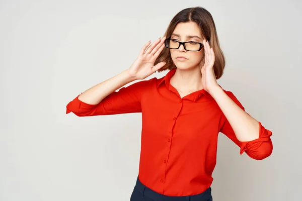 Mujer posando oficina trabajo estilo de vida aislado fondo — Foto de Stock