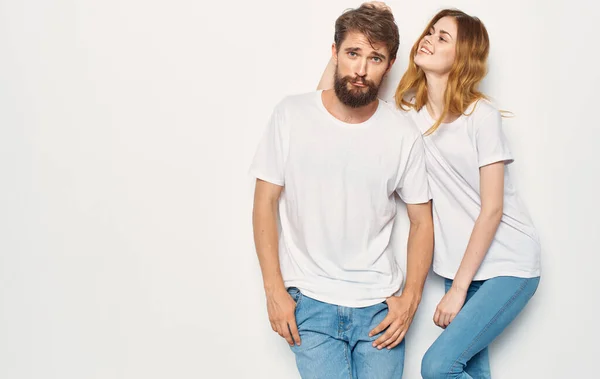 Gioioso uomo e donna in bianco t-shirt abbracciare l'amicizia insieme — Foto Stock