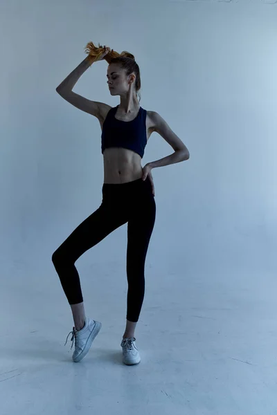 Mulher Desportiva Alegre Após Treino Posar Foto Alta Qualidade — Fotografia de Stock