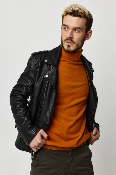 Elegante hombre con barba rubia naranja suéter pantalones chaqueta de cuero —  Fotos de Stock