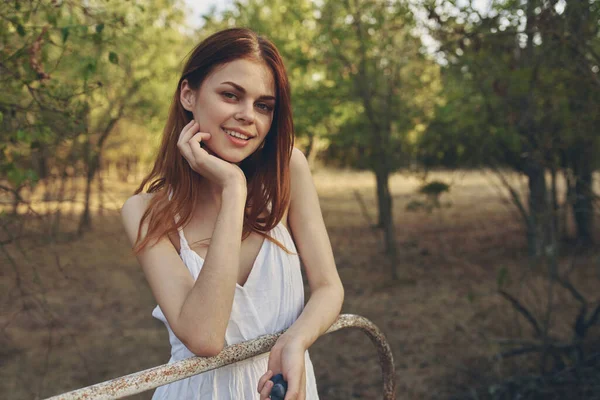 Frau Weißem Kleid Posiert Feld — Stockfoto