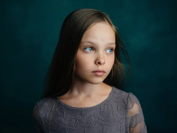 Kleines Mädchen posiert lange Haare Glamour-Studio — Stockfoto