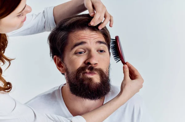 Bonito barbudo homem moderno penteado pente de cabeleireiro — Fotografia de Stock