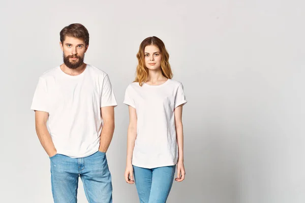 Чоловік і жінка в білих футболках модний дизайн макет студії — стокове фото