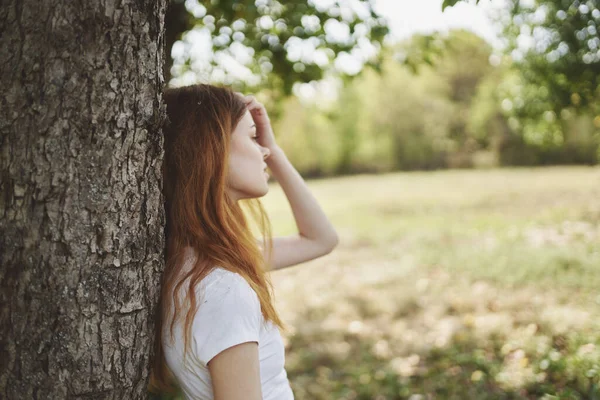 木の近くのきれいな女性のポーズ 高品質の写真 — ストック写真