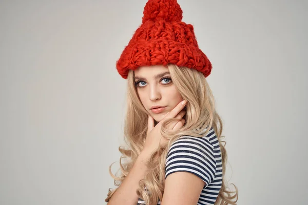 Ελκυστική ξανθιά σε ένα κόκκινο καπέλο ελκυστική ματιά close-up — Φωτογραφία Αρχείου
