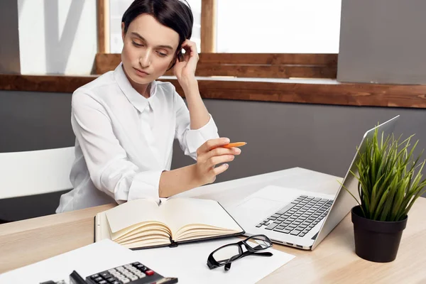 Nő ül az asztalánál az irodában előtt egy laptop munka szakmai ügyvezető — Stock Fotó