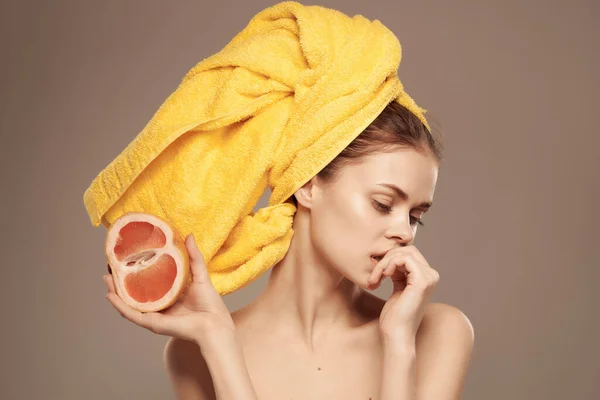 Mulher com uma toalha na cabeça cuidados com a pele vitaminas posando close-up — Fotografia de Stock