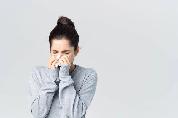 Donna con infelice espressione facciale malattia infezione da freddo — Foto Stock