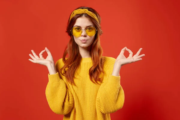 Mujer alegre en gafas amarillas con un vendaje en la cabeza moda Studio emociones — Foto de Stock