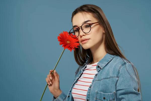Brunetka z okulary czerwony urok kwiat romans — Zdjęcie stockowe