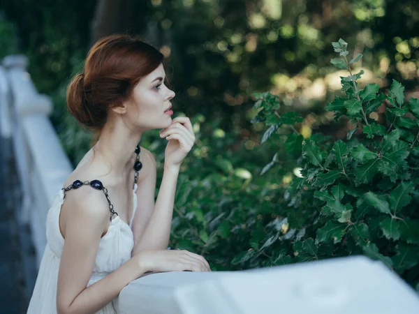 Femme en robe blanche sur la nature Glamor Princesse mythologie — Photo