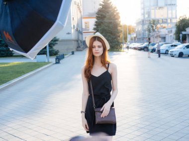 Güzel kadın dışarıda gezer dinlenir, duygular gezer.