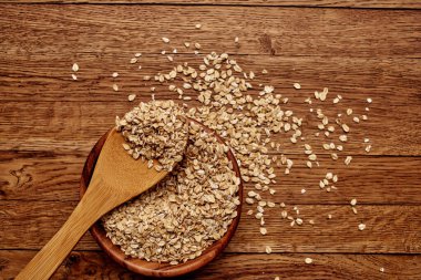 Mısır gevreğini masaya koy. Kahvaltıyı yakından çek.