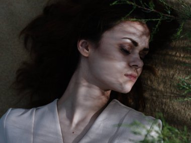 Güzel bir kadın yaz mevsiminde plaj ceketini giyer.