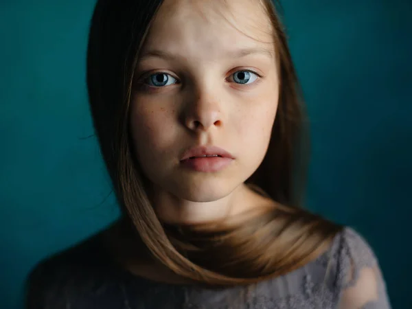Маленькая девочка позирует длинные волосы гламурная студия — стоковое фото