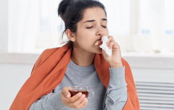 Mujer que tiene un resfriado con una taza de medicamentos para el té tratamiento problemas de salud — Foto de Stock