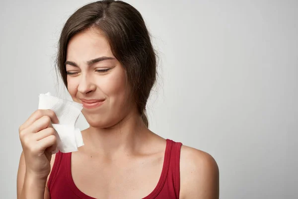 Γυναίκα σκουπίζει τη μύτη της με ένα μαντήλι προβλήματα υγείας — Φωτογραφία Αρχείου